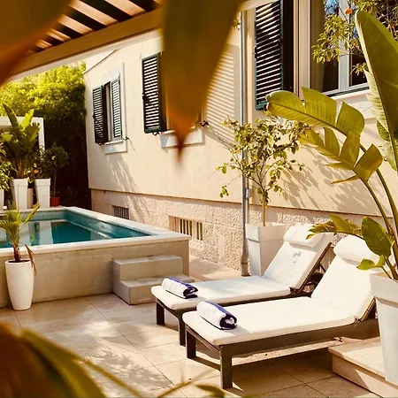 High End Walk To A Beach Property 公寓
