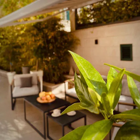Apartment High End Walk To A Beach Property