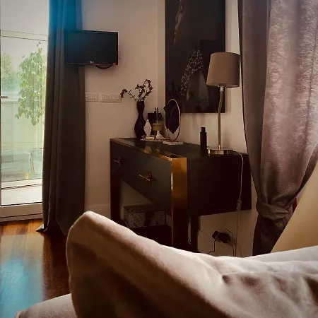 Apartment High End Walk To A Beach Property Split