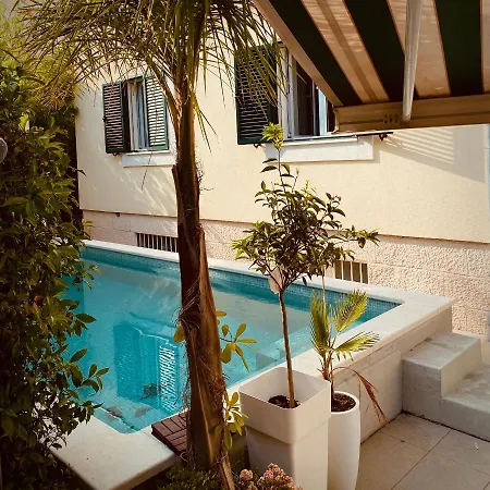 High End Walk To A Beach Property * Split
