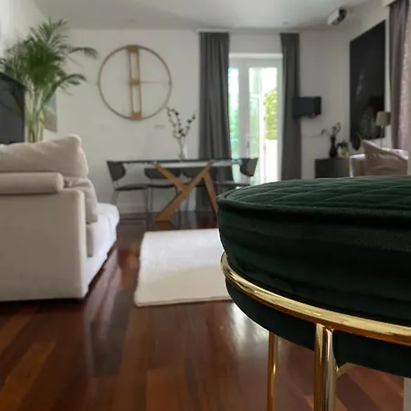 Apartment High End Walk To A Beach Property *